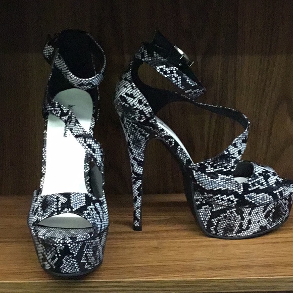 ⭐BOGO⭐SEXY PLATFORM Snake Print Stilettos - Picture 2 of 4